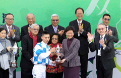 林鄭月娥女士頒發香港賽馬會杯予「雪戰神駒」馬主代表、練馬師高伯新及騎師蔡明紹。