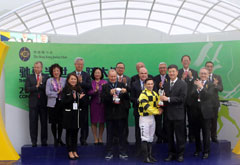 陳建華主任頒發穗港杯予「猴王駒」馬主代表、練馬師約翰摩亞及騎師蘇兆輝。