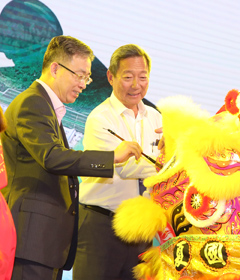 Club Chairman Dr Simon S O Ip (right) and Vice Director, Hong Kong and Macao Affairs Office of the State Council, Mr Song Zhe dot the eyes of the lion during the opening ceremony.