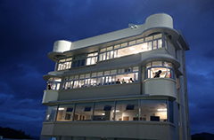 The broadcasting tower has a panoramic view of the racecourse.