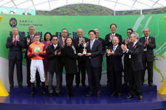Mr Zhang Xiaoming and Mr Wang Zhimin present the Greater Bay Area Cup to the owner’s representative of Dragon Warrior, trainer Jimmy Ting and jockey Chad Schofield.