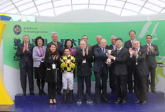 Mr Chen Jianhua presents the Guangzhou-Hong Kong Cup to the owner’s representative of The Createth, trainer John Moore and jockey Silvestre de Sousa.
