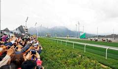 The Mainland audience enjoying the thrill of horse racing.